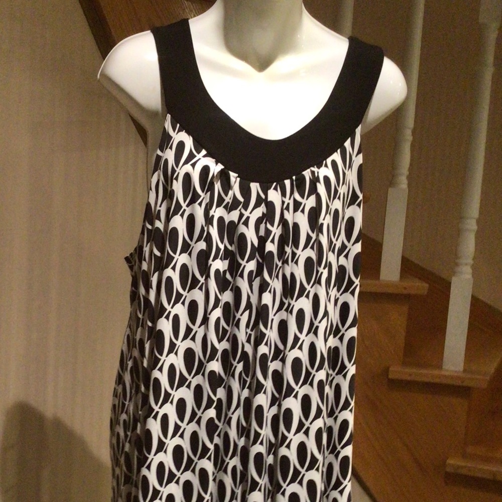 💕💕2X Host Pick💕💕NWOT black and white slip on sleeveless tunic